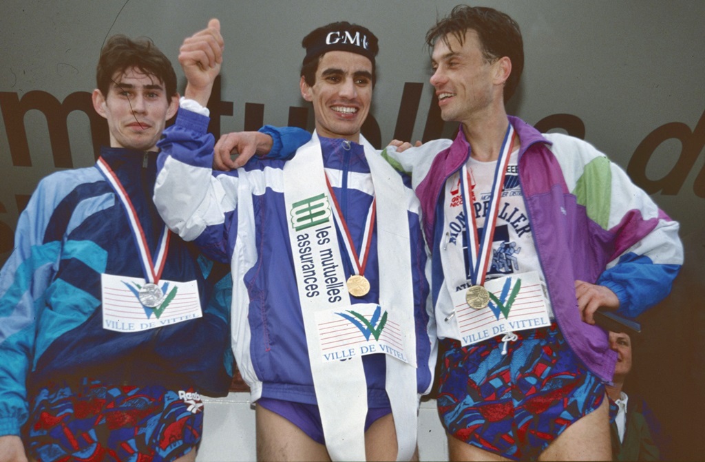 Bruno Le Stum (à dr.) sur un podium d'un France de cross à Vittel en compagnie de B. Fréchard (à g.) et du vainqueur Mustapha Essaïd